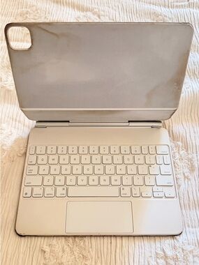 Title: Apple Magic Keyboard for iPad Pro 11” – Great Functional Condition